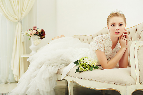 포토 JPG 스튜디오촬영 전신 서양인 외국인 여자 꽃 화분 신부 엎드리기 부케 웨딩드레스 결혼 모션 탁자 실내 한명 사람 손짓 20대 성인 앞모습 소파 커튼 화려 우아함 티아라 청년만 청년여자만 청년여자한명만 성인여자한명만 국내포토 식물 1 드레스 뷰포인트 꽃다발 가구 컨셉 의자 왕관 인종 이벤트 청년 내부 여자만 여자한명만 성인여자만 성인만 파일형식