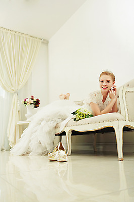 포토 JPG 스튜디오촬영 전신 서양인 외국인 여자 엎드리기 로우앵글 부케 웨딩드레스 결혼 모션 실내 한명 미소 사람 손짓 20대 성인 앞모습 소파 귀걸이 만지기 커튼 우아함 웨딩슈즈 청년만 청년여자만 청년여자한명만 성인여자한명만 국내포토 1 드레스 뷰포인트 꽃다발 신발 컨셉 의자 장신구 표정 인종 이벤트 청년 내부 결혼소품 여자만 여자한명만 성인여자만 성인만 파일형식