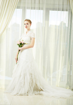 포토 JPG 스튜디오촬영 전신 서양인 외국인 여자 꽃 신부 컬러 부케 웨딩드레스 결혼 모션 실내 한명 서기 들기 사람 20대 성인 옆모습 흰색 커튼 우아함 창가 티아라 청년만 청년여자만 청년여자한명만 성인여자한명만 국내포토 식물 1 드레스 뷰포인트 꽃다발 컨셉 창문 왕관 인종 이벤트 청년 내부 여자만 여자한명만 성인여자만 성인만 파일형식