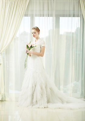 포토 JPG 스튜디오촬영 전신 서양인 외국인 여자 꽃 신부 컬러 부케 웨딩드레스 결혼 모션 실내 한명 서기 들기 사람 20대 성인 옆모습 흰색 커튼 우아함 창가 티아라 청년만 청년여자만 청년여자한명만 성인여자한명만 국내포토 식물 1 드레스 뷰포인트 꽃다발 컨셉 창문 왕관 인종 이벤트 청년 내부 여자만 여자한명만 성인여자만 성인만 파일형식