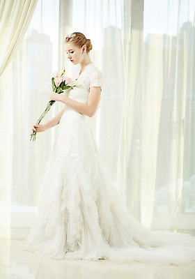 포토 JPG 스튜디오촬영 전신 서양인 외국인 여자 꽃 신부 컬러 부케 웨딩드레스 결혼 모션 실내 한명 서기 들기 사람 20대 성인 옆모습 흰색 커튼 우아함 창가 티아라 청년만 청년여자만 청년여자한명만 성인여자한명만 국내포토 식물 1 드레스 뷰포인트 꽃다발 컨셉 창문 왕관 인종 이벤트 청년 내부 여자만 여자한명만 성인여자만 성인만 파일형식