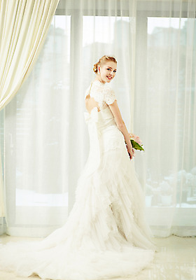포토 JPG 스튜디오촬영 전신 서양인 외국인 여자 꽃 신부 컬러 부케 웨딩드레스 결혼 모션 실내 한명 서기 미소 들기 사람 20대 성인 뒷모습 흰색 커튼 뒤돌아보기 우아함 창가 청년만 청년여자만 청년여자한명만 성인여자한명만 국내포토 식물 1 드레스 뷰포인트 꽃다발 컨셉 창문 표정 인종 이벤트 청년 내부 여자만 여자한명만 성인여자만 성인만 파일형식