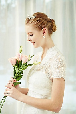 포토 JPG 스튜디오촬영 서양인 외국인 응시 여자 꽃 신부 컬러 부케 웨딩드레스 결혼 모션 실내 한명 서기 미소 들기 사람 상반신 20대 성인 옆모습 흰색 커튼 우아함 창가 티아라 청년만 청년여자만 청년여자한명만 성인여자한명만 국내포토 식물 1 시선 드레스 뷰포인트 꽃다발 컨셉 창문 왕관 표정 인종 이벤트 청년 내부 여자만 여자한명만 성인여자만 성인만 파일형식