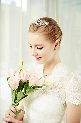 포토 JPG 스튜디오촬영 서양인 외국인 응시 여자 꽃 신부 컬러 부케 웨딩드레스 결혼 모션 실내 한명 미소 들기 사람 상반신 20대 성인 앞모습 흰색 커튼 우아함 창가 티아라 청년만 청년여자만 청년여자한명만 성인여자한명만 국내포토 식물 1 시선 드레스 뷰포인트 꽃다발 컨셉 창문 왕관 표정 인종 이벤트 청년 내부 여자만 여자한명만 성인여자만 성인만 파일형식