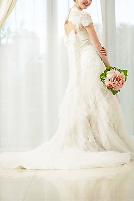 포토 JPG 스튜디오촬영 서양인 외국인 여자 신부 컬러 부케 웨딩드레스 결혼 모션 실내 한명 서기 미소 들기 사람 20대 성인 뒷모습 흰색 커튼 뒤돌아보기 우아함 창가 청년만 청년여자만 청년여자한명만 성인여자한명만 국내포토 1 드레스 뷰포인트 꽃다발 컨셉 창문 표정 인종 이벤트 청년 내부 여자만 여자한명만 성인여자만 성인만 파일형식