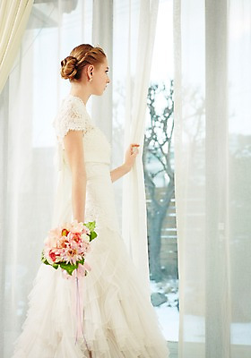 포토 JPG 스튜디오촬영 서양인 외국인 여자 신부 부케 웨딩드레스 결혼 모션 실내 한명 서기 들기 사람 손짓 상반신 20대 성인 옆모습 커튼 오픈 우아함 창가 청년만 청년여자만 청년여자한명만 성인여자한명만 국내포토 1 드레스 뷰포인트 꽃다발 컨셉 창문 인종 이벤트 청년 내부 여자만 여자한명만 성인여자만 성인만 파일형식