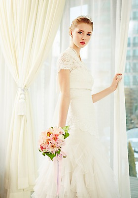 포토 JPG 스튜디오촬영 전신 서양인 외국인 여자 신부 부케 웨딩드레스 결혼 모션 실내 한명 들기 사람 앉기 20대 성인 옆모습 커튼 오픈 우아함 창가 청년만 청년여자만 청년여자한명만 성인여자한명만 국내포토 1 드레스 뷰포인트 꽃다발 컨셉 창문 인종 이벤트 청년 내부 여자만 여자한명만 성인여자만 성인만 파일형식