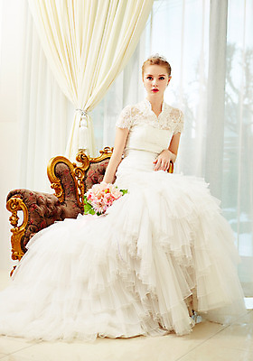 포토 JPG 스튜디오촬영 전신 서양인 외국인 여자 신부 부케 웨딩드레스 결혼 의자 모션 실내 한명 들기 사람 앉기 20대 성인 앞모습 커튼 화려 우아함 창가 티아라 청년만 청년여자만 청년여자한명만 성인여자한명만 국내포토 1 드레스 뷰포인트 꽃다발 가구 컨셉 창문 왕관 인종 이벤트 청년 내부 여자만 여자한명만 성인여자만 성인만 파일형식