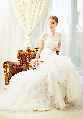 포토 JPG 스튜디오촬영 전신 서양인 외국인 여자 신부 부케 웨딩드레스 결혼 의자 모션 실내 한명 들기 사람 앉기 20대 성인 앞모습 커튼 화려 우아함 창가 티아라 청년만 청년여자만 청년여자한명만 성인여자한명만 국내포토 1 드레스 뷰포인트 꽃다발 가구 컨셉 창문 왕관 인종 이벤트 청년 내부 여자만 여자한명만 성인여자만 성인만 파일형식