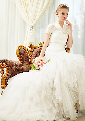 포토 JPG 스튜디오촬영 전신 서양인 외국인 여자 신부 부케 웨딩드레스 결혼 의자 모션 실내 한명 들기 사람 앉기 손짓 20대 성인 앞모습 커튼 화려 우아함 창가 티아라 청년만 청년여자만 청년여자한명만 성인여자한명만 국내포토 1 드레스 뷰포인트 꽃다발 가구 컨셉 창문 왕관 인종 이벤트 청년 내부 여자만 여자한명만 성인여자만 성인만 파일형식