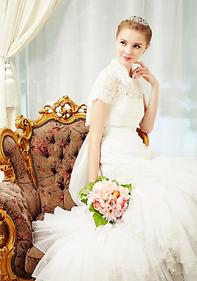 포토 JPG 스튜디오촬영 서양인 외국인 여자 신부 부케 웨딩드레스 결혼 의자 모션 실내 한명 미소 들기 사람 앉기 손짓 상반신 20대 성인 옆모습 커튼 화려 우아함 창가 티아라 청년만 청년여자만 청년여자한명만 성인여자한명만 국내포토 1 드레스 뷰포인트 꽃다발 가구 컨셉 창문 왕관 표정 인종 이벤트 청년 내부 여자만 여자한명만 성인여자만 성인만 파일형식