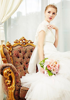 포토 JPG 스튜디오촬영 서양인 외국인 응시 여자 신부 부케 웨딩드레스 결혼 모션 실내 한명 들기 사람 앉기 손짓 상반신 20대 성인 옆모습 커튼 화려 우아함 창가 티아라 청년만 청년여자만 청년여자한명만 성인여자한명만 국내포토 1 시선 드레스 뷰포인트 꽃다발 컨셉 창문 왕관 인종 이벤트 청년 내부 여자만 여자한명만 성인여자만 성인만 파일형식