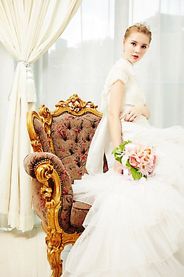 포토 JPG 스튜디오촬영 서양인 외국인 여자 신부 부케 웨딩드레스 결혼 의자 모션 실내 한명 들기 사람 앉기 손짓 상반신 20대 성인 옆모습 커튼 화려 우아함 창가 청년만 청년여자만 청년여자한명만 성인여자한명만 국내포토 1 드레스 뷰포인트 꽃다발 가구 컨셉 창문 인종 이벤트 청년 내부 여자만 여자한명만 성인여자만 성인만 파일형식