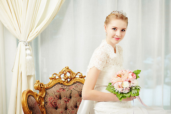 포토 JPG 스튜디오촬영 서양인 외국인 여자 신부 부케 웨딩드레스 결혼 의자 모션 실내 한명 미소 들기 사람 앉기 상반신 20대 성인 옆모습 커튼 화려 우아함 창가 티아라 청년만 청년여자만 청년여자한명만 성인여자한명만 국내포토 1 드레스 뷰포인트 꽃다발 가구 컨셉 창문 왕관 표정 인종 이벤트 청년 내부 여자만 여자한명만 성인여자만 성인만 파일형식