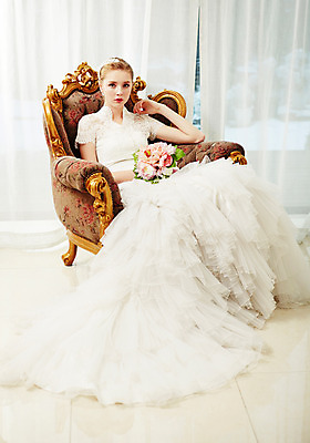 포토 JPG 스튜디오촬영 전신 서양인 외국인 여자 신부 부케 웨딩드레스 결혼 의자 모션 실내 한명 들기 사람 앉기 손짓 20대 성인 앞모습 커튼 화려 우아함 창가 티아라 청년만 청년여자만 청년여자한명만 성인여자한명만 국내포토 1 드레스 뷰포인트 꽃다발 가구 컨셉 창문 왕관 인종 이벤트 청년 내부 여자만 여자한명만 성인여자만 성인만 파일형식