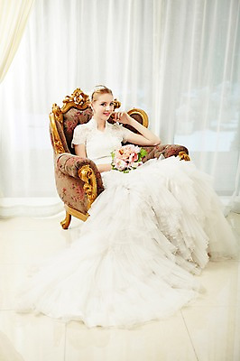 포토 JPG 스튜디오촬영 전신 서양인 외국인 여자 신부 부케 웨딩드레스 결혼 의자 모션 실내 한명 미소 들기 사람 앉기 손짓 20대 성인 앞모습 커튼 화려 우아함 창가 티아라 청년만 청년여자만 청년여자한명만 성인여자한명만 국내포토 1 드레스 뷰포인트 꽃다발 가구 컨셉 창문 왕관 표정 인종 이벤트 청년 내부 여자만 여자한명만 성인여자만 성인만 파일형식