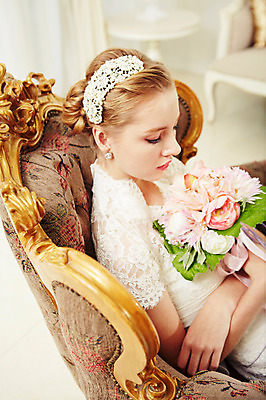 포토 JPG 스튜디오촬영 서양인 외국인 여자 신부 부케 웨딩드레스 결혼 의자 모션 실내 한명 들기 사람 앉기 상반신 20대 성인 옆모습 머리띠 우아함 청년만 청년여자만 청년여자한명만 성인여자한명만 국내포토 1 드레스 뷰포인트 꽃다발 가구 컨셉 장신구 인종 이벤트 청년 내부 여자만 여자한명만 성인여자만 성인만 파일형식