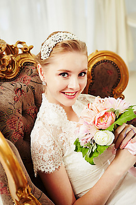 포토 JPG 스튜디오촬영 서양인 외국인 여자 신부 부케 웨딩드레스 결혼 의자 모션 실내 한명 미소 들기 사람 앉기 상반신 20대 성인 옆모습 머리띠 커튼 우아함 창가 청년만 청년여자만 청년여자한명만 성인여자한명만 국내포토 1 드레스 뷰포인트 꽃다발 가구 컨셉 장신구 창문 표정 인종 이벤트 청년 내부 여자만 여자한명만 성인여자만 성인만 파일형식