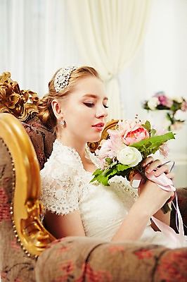 포토 JPG 스튜디오촬영 서양인 외국인 여자 신부 부케 웨딩드레스 결혼 의자 모션 실내 한명 들기 사람 앉기 상반신 20대 성인 옆모습 커튼 우아함 창가 청년만 청년여자만 청년여자한명만 성인여자한명만 국내포토 1 드레스 뷰포인트 꽃다발 가구 컨셉 창문 인종 이벤트 청년 내부 여자만 여자한명만 성인여자만 성인만 파일형식