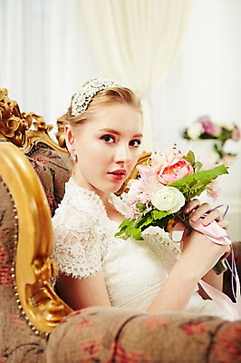 포토 JPG 스튜디오촬영 서양인 외국인 여자 신부 부케 웨딩드레스 결혼 의자 모션 실내 한명 들기 사람 앉기 상반신 20대 성인 옆모습 머리띠 커튼 우아함 창가 청년만 청년여자만 청년여자한명만 성인여자한명만 국내포토 1 드레스 뷰포인트 꽃다발 가구 컨셉 장신구 창문 인종 이벤트 청년 내부 여자만 여자한명만 성인여자만 성인만 파일형식