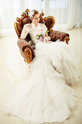 포토 JPG 스튜디오촬영 전신 서양인 외국인 여자 신부 부케 웨딩드레스 결혼 의자 모션 실내 한명 들기 사람 앉기 20대 성인 앞모습 커튼 화려 우아함 창가 티아라 청년만 청년여자만 청년여자한명만 성인여자한명만 국내포토 1 드레스 뷰포인트 꽃다발 가구 컨셉 창문 왕관 인종 이벤트 청년 내부 여자만 여자한명만 성인여자만 성인만 파일형식