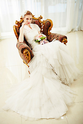 포토 JPG 스튜디오촬영 전신 서양인 외국인 여자 신부 부케 웨딩드레스 결혼 의자 모션 실내 한명 들기 사람 앉기 20대 성인 앞모습 커튼 화려 우아함 창가 티아라 청년만 청년여자만 청년여자한명만 성인여자한명만 국내포토 1 드레스 뷰포인트 꽃다발 가구 컨셉 창문 왕관 인종 이벤트 청년 내부 여자만 여자한명만 성인여자만 성인만 파일형식