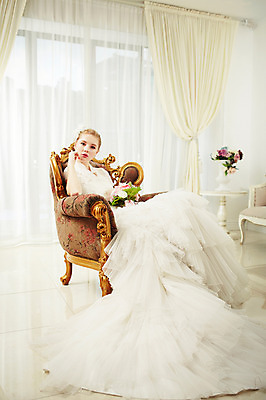 포토 JPG 스튜디오촬영 전신 서양인 외국인 여자 신부 부케 웨딩드레스 결혼 의자 창문 모션 실내 한명 들기 사람 앉기 20대 성인 앞모습 커튼 화려 우아함 창가 청년만 청년여자만 청년여자한명만 성인여자한명만 국내포토 1 드레스 뷰포인트 꽃다발 가구 컨셉 인종 이벤트 청년 내부 여자만 여자한명만 성인여자만 성인만 파일형식