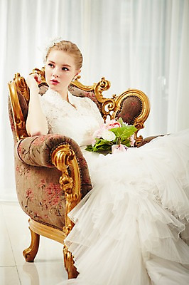 포토 JPG 스튜디오촬영 서양인 외국인 응시 여자 신부 부케 웨딩드레스 결혼 의자 모션 실내 한명 들기 사람 앉기 상반신 20대 성인 앞모습 커튼 화려 우아함 청년만 청년여자만 청년여자한명만 성인여자한명만 국내포토 1 시선 드레스 뷰포인트 꽃다발 가구 컨셉 인종 이벤트 청년 내부 여자만 여자한명만 성인여자만 성인만 파일형식