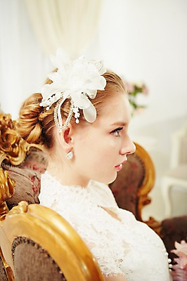 포토 JPG 스튜디오촬영 서양인 외국인 여자 신부 웨딩드레스 결혼 의자 모션 실내 한명 사람 앉기 상반신 20대 성인 옆모습 머리띠 커튼 화려 우아함 청년만 청년여자만 청년여자한명만 성인여자한명만 국내포토 1 드레스 뷰포인트 가구 컨셉 장신구 인종 이벤트 청년 내부 여자만 여자한명만 성인여자만 성인만 파일형식