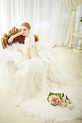 포토 JPG 스튜디오촬영 서양인 외국인 여자 신부 구두 부케 웨딩드레스 결혼 의자 모션 실내 한명 사람 앉기 상반신 20대 성인 뒷모습 커튼 뒤돌아보기 화려 우아함 웨딩슈즈 청년만 청년여자만 청년여자한명만 성인여자한명만 국내포토 1 드레스 뷰포인트 꽃다발 가구 신발 컨셉 인종 이벤트 청년 내부 결혼소품 여자만 여자한명만 성인여자만 성인만 파일형식