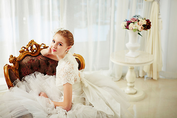 포토 JPG 스튜디오촬영 서양인 외국인 여자 꽃 화분 신부 웨딩드레스 결혼 의자 모션 탁자 실내 한명 미소 사람 앉기 상반신 20대 성인 뒷모습 커튼 뒤돌아보기 화려 우아함 창가 청년만 청년여자만 청년여자한명만 성인여자한명만 국내포토 식물 1 드레스 뷰포인트 가구 컨셉 창문 표정 인종 이벤트 청년 내부 여자만 여자한명만 성인여자만 성인만 파일형식