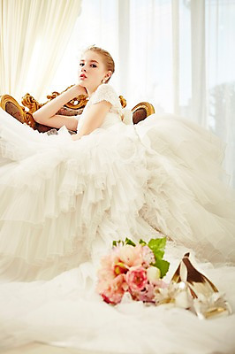 포토 JPG 스튜디오촬영 전신 서양인 외국인 여자 신부 구두 부케 웨딩드레스 결혼 의자 모션 실내 한명 사람 앉기 20대 성인 뒷모습 커튼 뒤돌아보기 우아함 창가 웨딩슈즈 청년만 청년여자만 청년여자한명만 성인여자한명만 국내포토 1 드레스 뷰포인트 꽃다발 가구 신발 컨셉 창문 인종 이벤트 청년 내부 결혼소품 여자만 여자한명만 성인여자만 성인만 파일형식