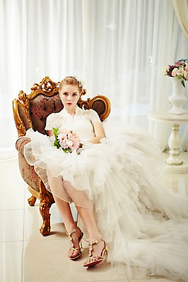 포토 JPG 스튜디오촬영 전신 서양인 외국인 여자 화분 신부 부케 웨딩드레스 결혼 의자 모션 탁자 실내 한명 들기 사람 앉기 20대 성인 앞모습 커튼 우아함 청년만 청년여자만 청년여자한명만 성인여자한명만 국내포토 1 드레스 뷰포인트 꽃다발 가구 컨셉 인종 이벤트 청년 내부 여자만 여자한명만 성인여자만 성인만 파일형식