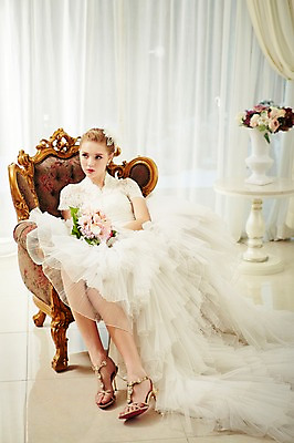 포토 JPG 스튜디오촬영 전신 서양인 외국인 여자 화분 신부 부케 웨딩드레스 결혼 의자 모션 탁자 실내 한명 들기 사람 앉기 20대 성인 앞모습 커튼 우아함 창가 청년만 청년여자만 청년여자한명만 성인여자한명만 국내포토 1 드레스 뷰포인트 꽃다발 가구 컨셉 창문 인종 이벤트 청년 내부 여자만 여자한명만 성인여자만 성인만 파일형식