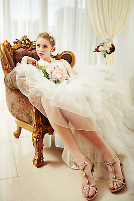 포토 JPG 스튜디오촬영 전신 서양인 외국인 여자 화분 신부 부케 웨딩드레스 결혼 의자 모션 실내 한명 들기 사람 앉기 20대 성인 앞모습 커튼 우아함 창가 청년만 청년여자만 청년여자한명만 성인여자한명만 국내포토 1 드레스 뷰포인트 꽃다발 가구 컨셉 창문 인종 이벤트 청년 내부 여자만 여자한명만 성인여자만 성인만 파일형식