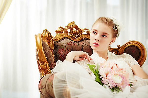 포토 JPG 스튜디오촬영 서양인 외국인 여자 신부 부케 웨딩드레스 결혼 의자 모션 실내 한명 들기 사람 앉기 상반신 20대 성인 앞모습 커튼 화려 우아함 청년만 청년여자만 청년여자한명만 성인여자한명만 국내포토 1 드레스 뷰포인트 꽃다발 가구 컨셉 인종 이벤트 청년 내부 여자만 여자한명만 성인여자만 성인만 파일형식