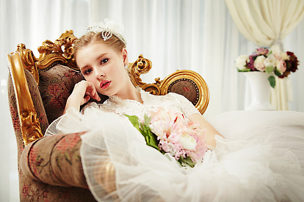 포토 JPG 스튜디오촬영 서양인 외국인 여자 꽃 화분 신부 부케 웨딩드레스 결혼 의자 모션 실내 한명 들기 사람 앉기 손짓 상반신 20대 성인 앞모습 턱괴기 커튼 화려 우아함 청년만 청년여자만 청년여자한명만 성인여자한명만 국내포토 식물 1 드레스 뷰포인트 꽃다발 가구 컨셉 인종 이벤트 청년 내부 여자만 여자한명만 성인여자만 성인만 파일형식