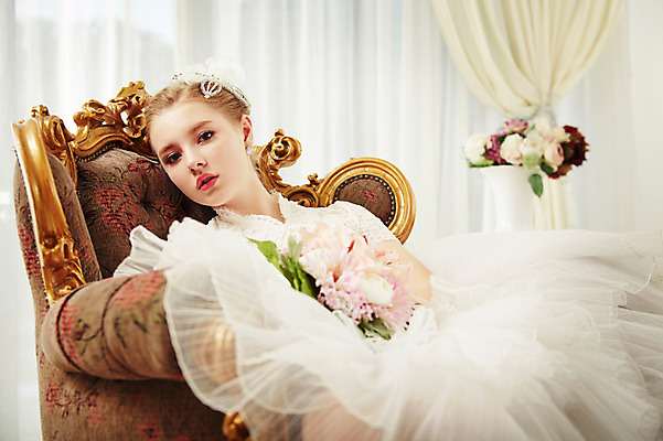 포토 JPG 스튜디오촬영 서양인 외국인 여자 화분 신부 부케 웨딩드레스 결혼 의자 모션 실내 한명 들기 사람 앉기 상반신 20대 성인 앞모습 커튼 화려 우아함 청년만 청년여자만 청년여자한명만 성인여자한명만 국내포토 1 드레스 뷰포인트 꽃다발 가구 컨셉 인종 이벤트 청년 내부 여자만 여자한명만 성인여자만 성인만 파일형식