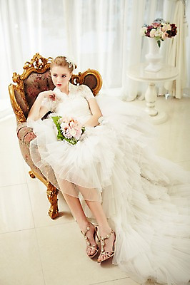 포토 JPG 스튜디오촬영 전신 서양인 외국인 여자 꽃 화분 신부 부케 웨딩드레스 결혼 의자 모션 탁자 실내 한명 들기 사람 앉기 20대 성인 앞모습 커튼 우아함 청년만 청년여자만 청년여자한명만 성인여자한명만 국내포토 식물 1 드레스 뷰포인트 꽃다발 가구 컨셉 인종 이벤트 청년 내부 여자만 여자한명만 성인여자만 성인만 파일형식