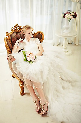 포토 JPG 스튜디오촬영 전신 서양인 외국인 응시 여자 화분 신부 부케 웨딩드레스 결혼 의자 모션 탁자 실내 한명 들기 사람 앉기 20대 성인 앞모습 커튼 우아함 청년만 청년여자만 청년여자한명만 성인여자한명만 국내포토 1 시선 드레스 뷰포인트 꽃다발 가구 컨셉 인종 이벤트 청년 내부 여자만 여자한명만 성인여자만 성인만 파일형식