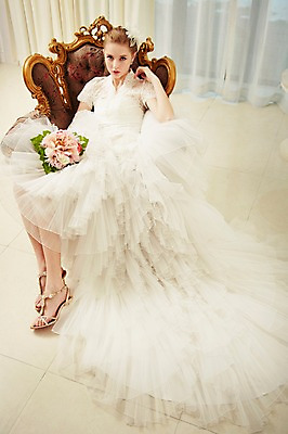 포토 JPG 스튜디오촬영 전신 서양인 외국인 여자 신부 부케 웨딩드레스 결혼 의자 모션 실내 한명 들기 사람 앉기 손짓 20대 성인 앞모습 커튼 우아함 청년만 청년여자만 청년여자한명만 성인여자한명만 국내포토 1 드레스 뷰포인트 꽃다발 가구 컨셉 인종 이벤트 청년 내부 여자만 여자한명만 성인여자만 성인만 파일형식