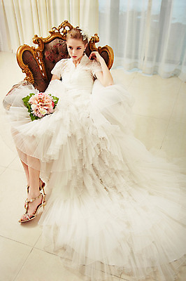 포토 JPG 스튜디오촬영 전신 서양인 외국인 응시 여자 신부 부케 웨딩드레스 결혼 의자 모션 실내 한명 들기 사람 앉기 손짓 20대 성인 앞모습 커튼 우아함 청년만 청년여자만 청년여자한명만 성인여자한명만 국내포토 1 시선 드레스 뷰포인트 꽃다발 가구 컨셉 인종 이벤트 청년 내부 여자만 여자한명만 성인여자만 성인만 파일형식