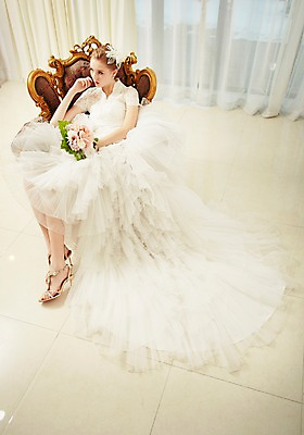 포토 JPG 스튜디오촬영 전신 서양인 외국인 여자 신부 부케 웨딩드레스 결혼 의자 모션 실내 한명 들기 사람 앉기 20대 성인 옆모습 커튼 우아함 창가 청년만 청년여자만 청년여자한명만 성인여자한명만 국내포토 1 드레스 뷰포인트 꽃다발 가구 컨셉 창문 인종 이벤트 청년 내부 여자만 여자한명만 성인여자만 성인만 파일형식