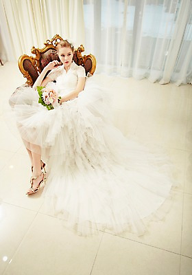 포토 JPG 스튜디오촬영 전신 서양인 외국인 응시 여자 신부 부케 웨딩드레스 결혼 모션 실내 한명 들기 사람 앉기 20대 성인 앞모습 하이앵글 커튼 우아함 창가 청년만 청년여자만 청년여자한명만 성인여자한명만 국내포토 1 시선 드레스 뷰포인트 꽃다발 컨셉 창문 인종 이벤트 청년 내부 여자만 여자한명만 성인여자만 성인만 파일형식