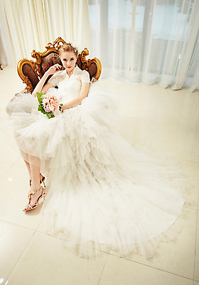 포토 JPG 스튜디오촬영 전신 서양인 외국인 여자 신부 부케 웨딩드레스 결혼 의자 모션 실내 한명 들기 사람 앉기 20대 성인 앞모습 하이앵글 커튼 우아함 창가 청년만 청년여자만 청년여자한명만 성인여자한명만 국내포토 1 드레스 뷰포인트 꽃다발 가구 컨셉 창문 인종 이벤트 청년 내부 여자만 여자한명만 성인여자만 성인만 파일형식