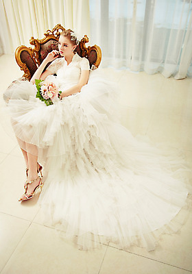 포토 JPG 스튜디오촬영 전신 서양인 외국인 응시 여자 신부 부케 웨딩드레스 결혼 의자 모션 실내 한명 들기 사람 앉기 20대 성인 옆모습 하이앵글 커튼 우아함 창가 청년만 청년여자만 청년여자한명만 성인여자한명만 국내포토 1 시선 드레스 뷰포인트 꽃다발 가구 컨셉 창문 인종 이벤트 청년 내부 여자만 여자한명만 성인여자만 성인만 파일형식