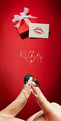 PSD 편집이미지 손 커플 여자 남자 리본 백그라운드 손가락 데이이벤트 포토일러 키스 의인화 선물 이벤트 두명 신체부위 선물상자 입술모양 키스데이 성인만 이미지편집 모양 기념일 관계 사람 상자 애정표현 파일형식