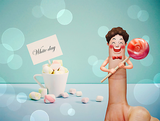 PSD 편집 편집이미지 손 남자 백그라운드 프로포즈 손가락 화이트데이 데이이벤트 포토일러 디저트 의인화 막대사탕 사탕 한명 사람 이벤트 성인 신체부위 컵 표현 보케 마시멜로우 성인만 이미지편집 1 식기 기념일 음식 파일형식