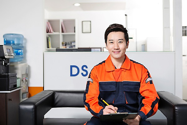 포토 JPG 직업 남자 모션 안내 작업복 한명 미소 들기 사람 앉기 동양인 상반신 성인 앞모습 30대 소파 사무실 연필 한국인 도움 자신감 엔지니어 상담 문서 정수기 카센터 남자만 남자한명만 성인남자만 성인한명만 성인남자한명만 장년만 장년남자만 장년남자한명만 성인만 국내포토 1 옷 감정 뷰포인트 컨셉 의자 비즈니스 학용품 표정 인종 장년 필기구 센터 기술자 파일형식