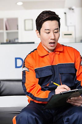 포토 JPG 직업 남자 모션 안내 작업복 한명 들기 사람 앉기 동양인 상반신 성인 앞모습 30대 사무실 연필 한국인 기록 도움 자신감 엔지니어 상담 문서 카센터 남자만 남자한명만 성인남자만 성인한명만 성인남자한명만 장년만 장년남자만 장년남자한명만 성인만 국내포토 1 옷 감정 뷰포인트 컨셉 비즈니스 학용품 인종 장년 필기구 센터 기술자 파일형식